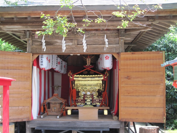 荏柄天神社の神輿庫