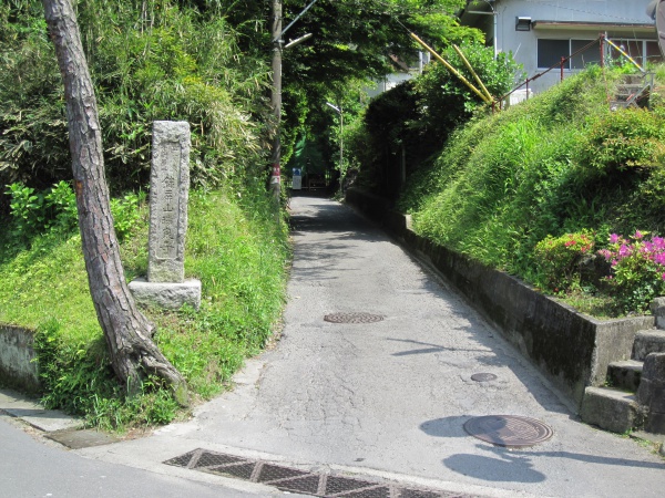 瑞泉寺への石標識