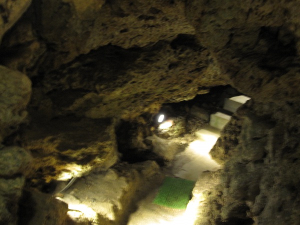 源三窟の洞窟内部