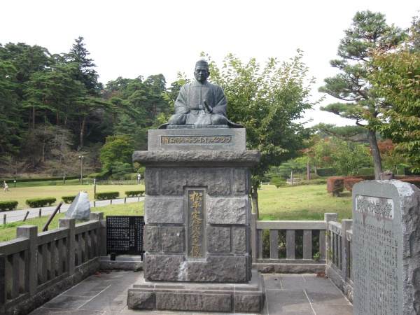 南湖の松平定信像