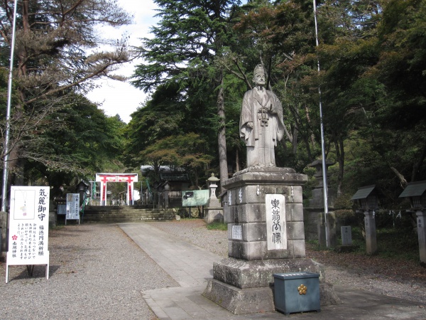 南湖神社の松平定信像