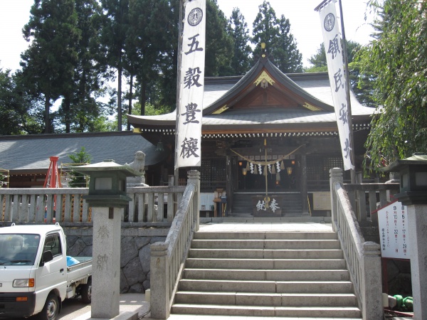 櫻山神社拝殿と本殿
