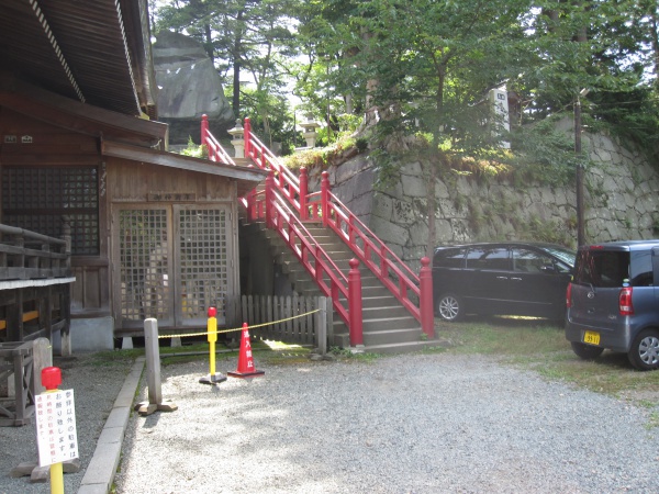 櫻山神社の烏帽子岩