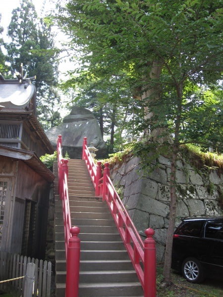 櫻山神社の烏帽子岩