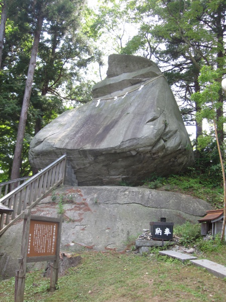 櫻山神社の烏帽子岩