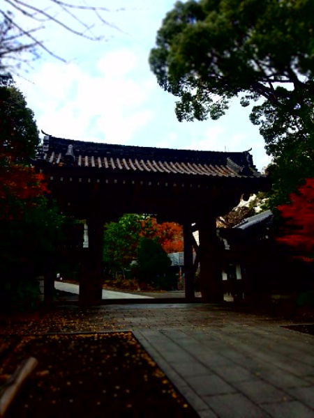 總持寺の入り口門の三松関