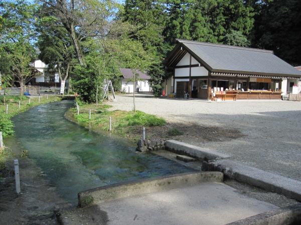 那須乃木神社社務所と用水路
