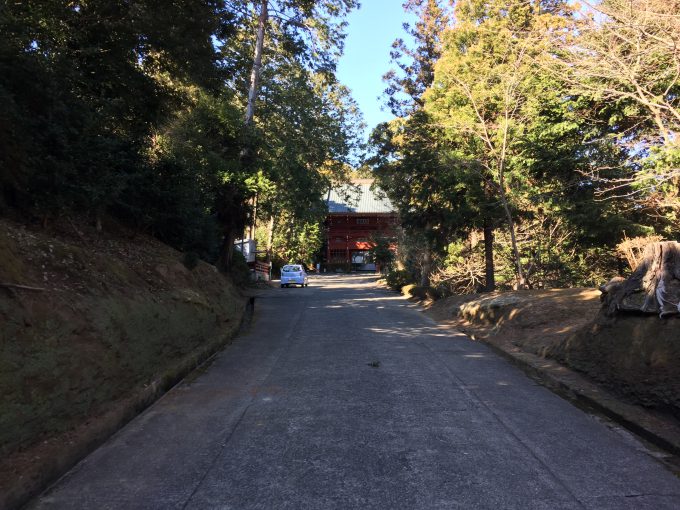 行元寺の参道と山門